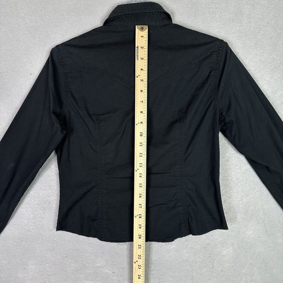 True Religion Woman Top Sz Medium Cropped Pearl Snaps Logo Pockets Raw Hem READ - Picture 13 of 14